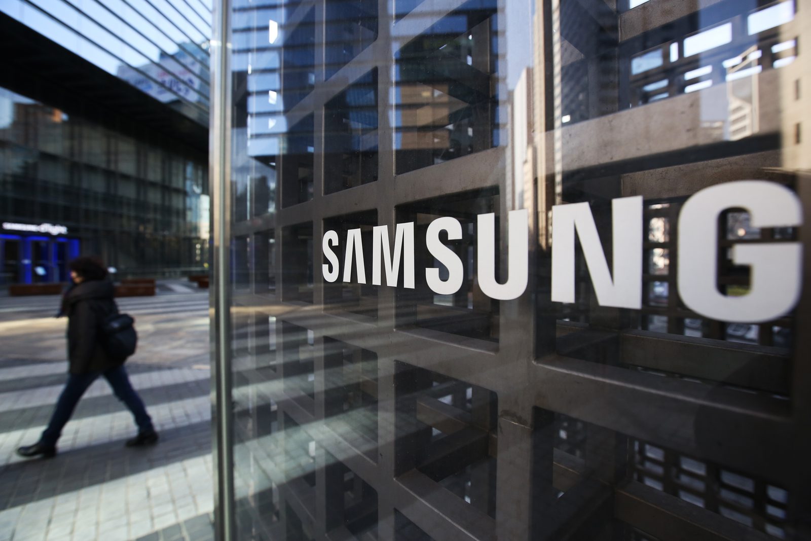 Samsung удаляет посты, высмеивающие Apple Samsung удаляет посты, высмеивающие Apple