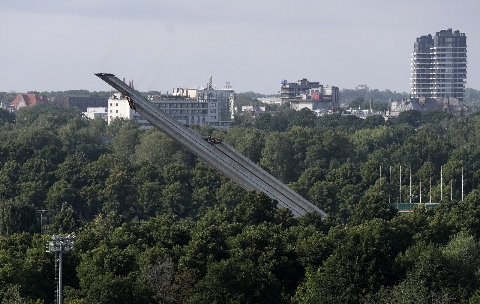 Комитет ООН просил Латвию приостановить снос памятника в парке Победы. С опозданием, утверждает МИД