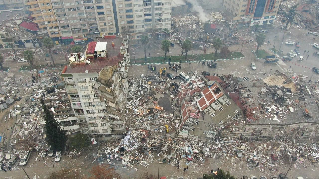 Официально число погибших при землетрясении превысило 7800 Официально число погибших при землетрясении превысило 7800