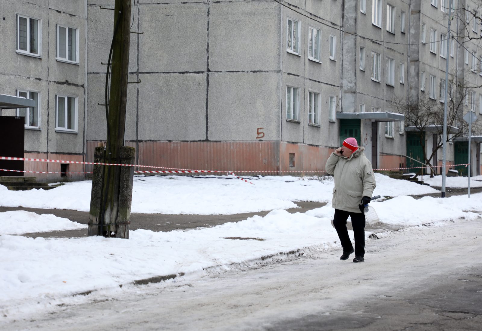 Не живете? Все равно платите! Жильцы аварийного дома в Болдерае получили счета