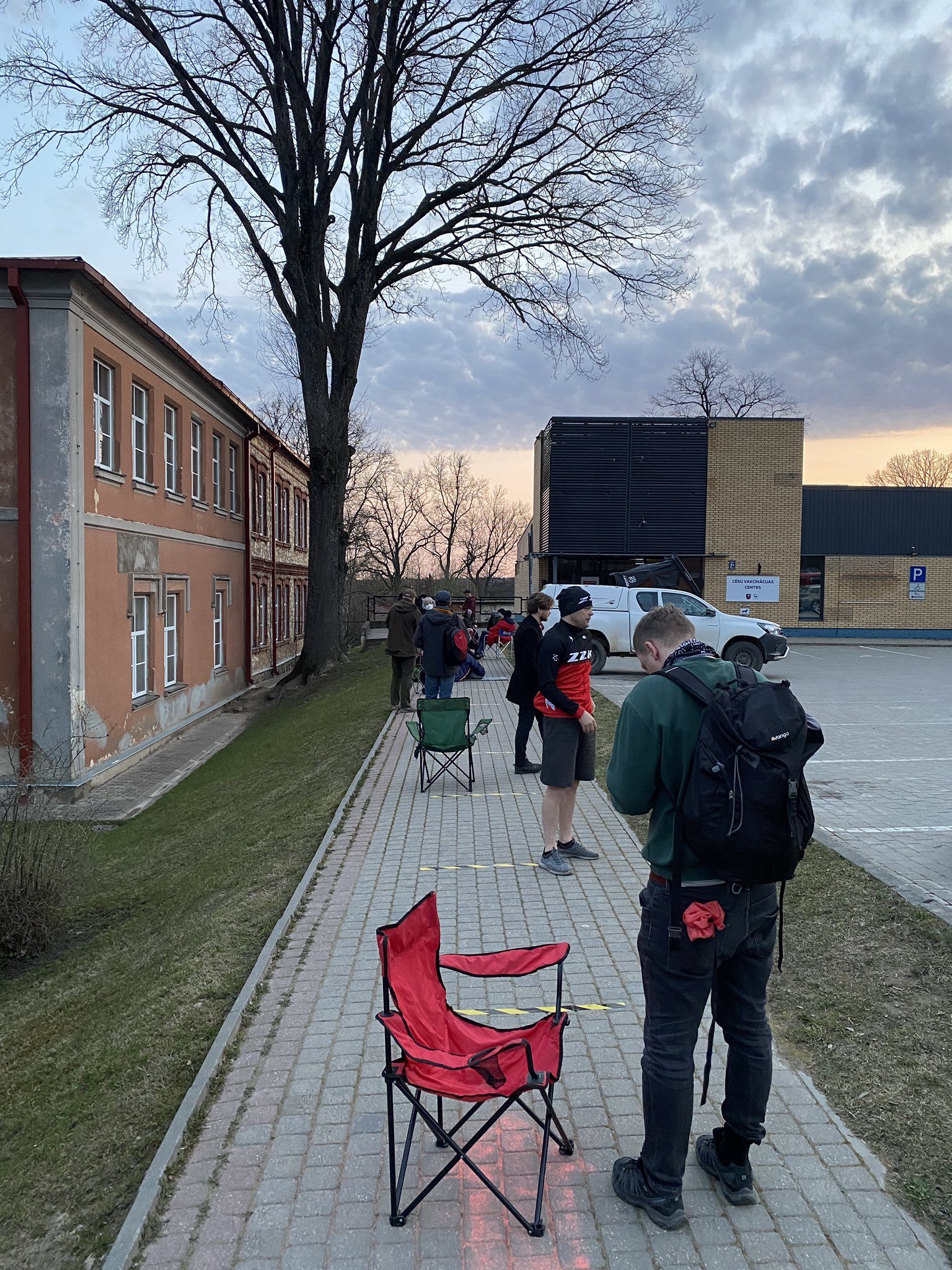 "Живая очередь". В Цесисе закрылась в 8 утра, в Даугавпилсе еще 100 человек ждут прививку "Живая очередь". В Цесисе закрылась в 8 утра, в Даугавпилсе еще 100 человек ждут прививку