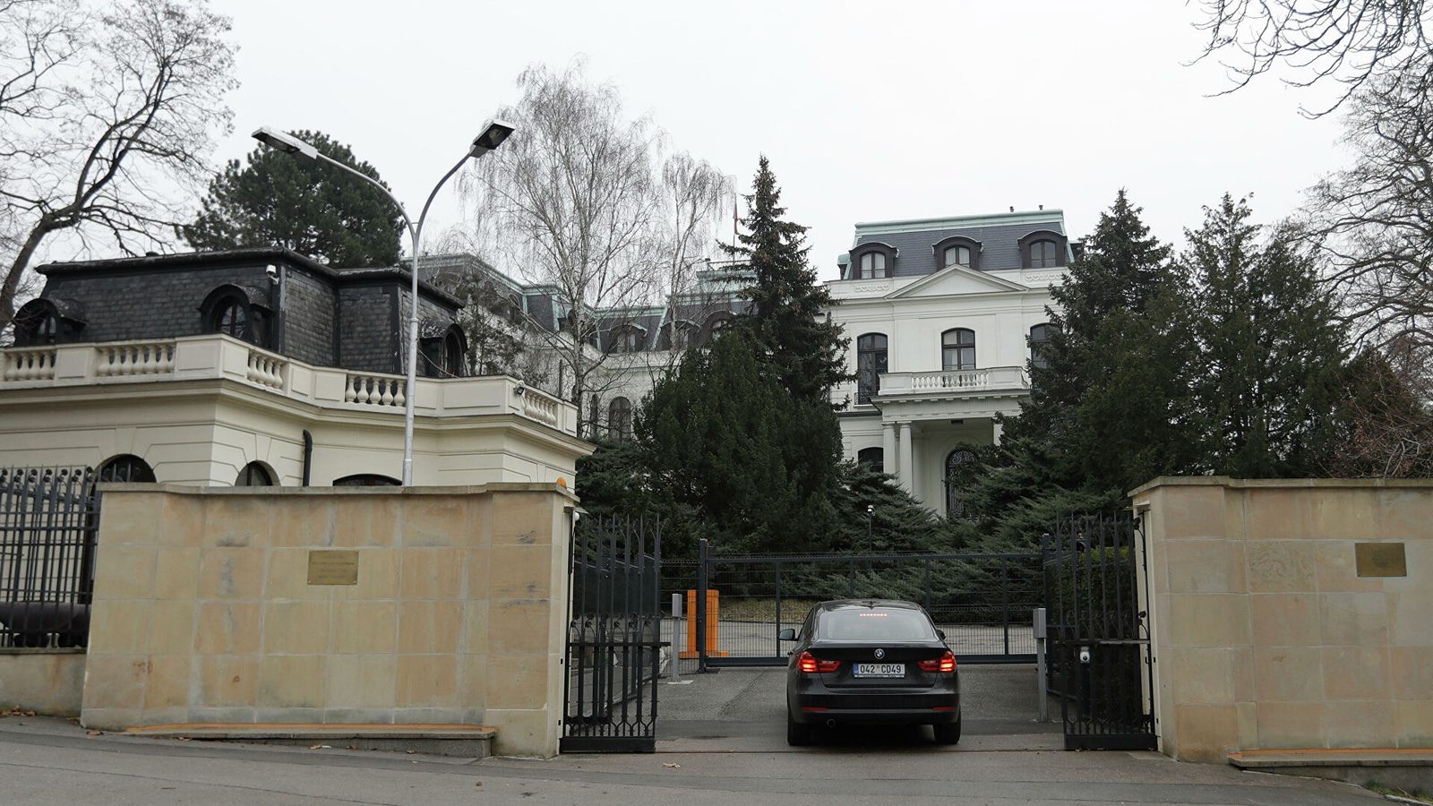 Прага может выслать 60 сотрудников посольства России Прага может выслать 60 сотрудников посольства России