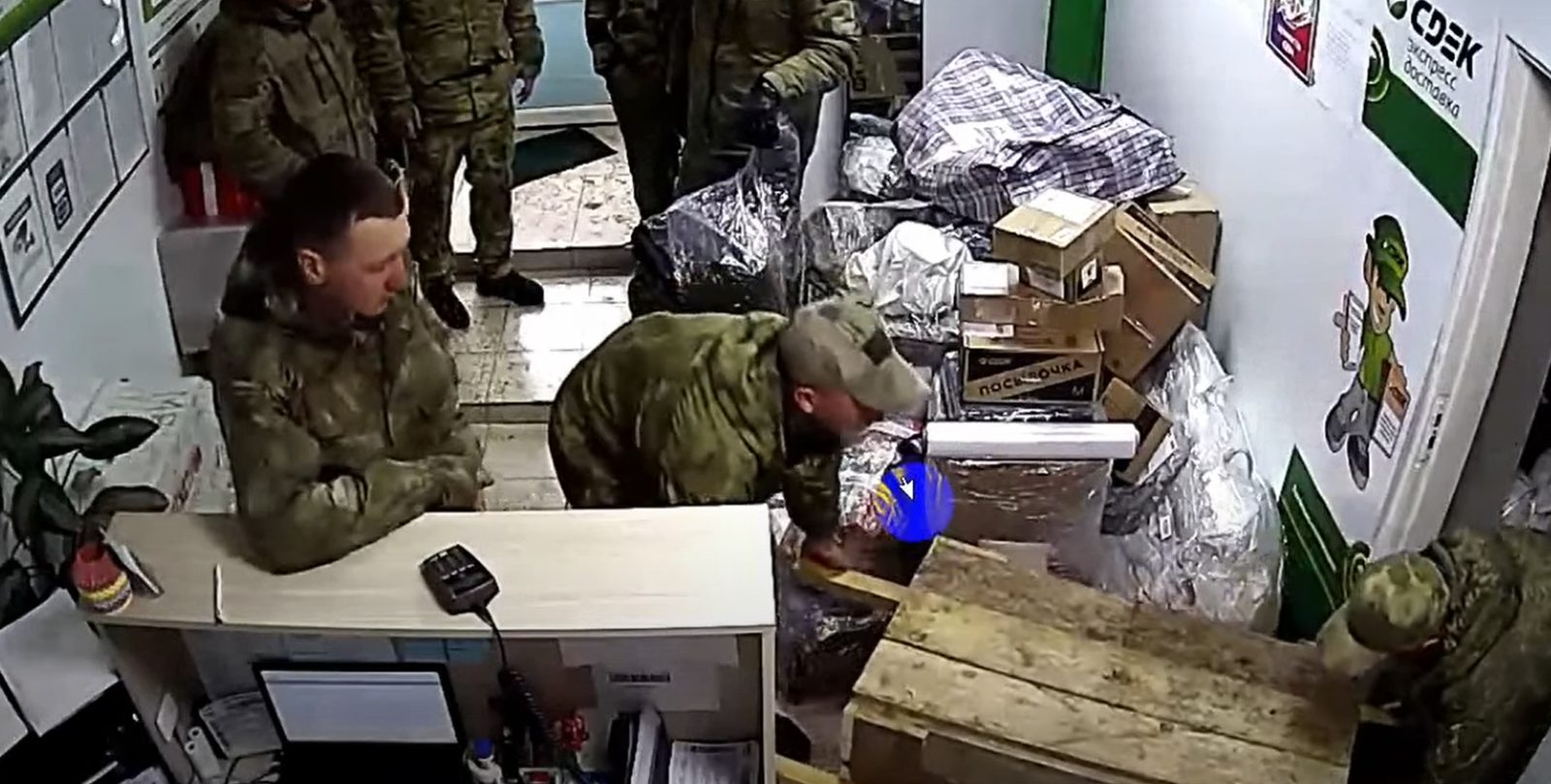 Видео: российские военные посылают из Беларуси вещи, вероятно, украденные в Украине