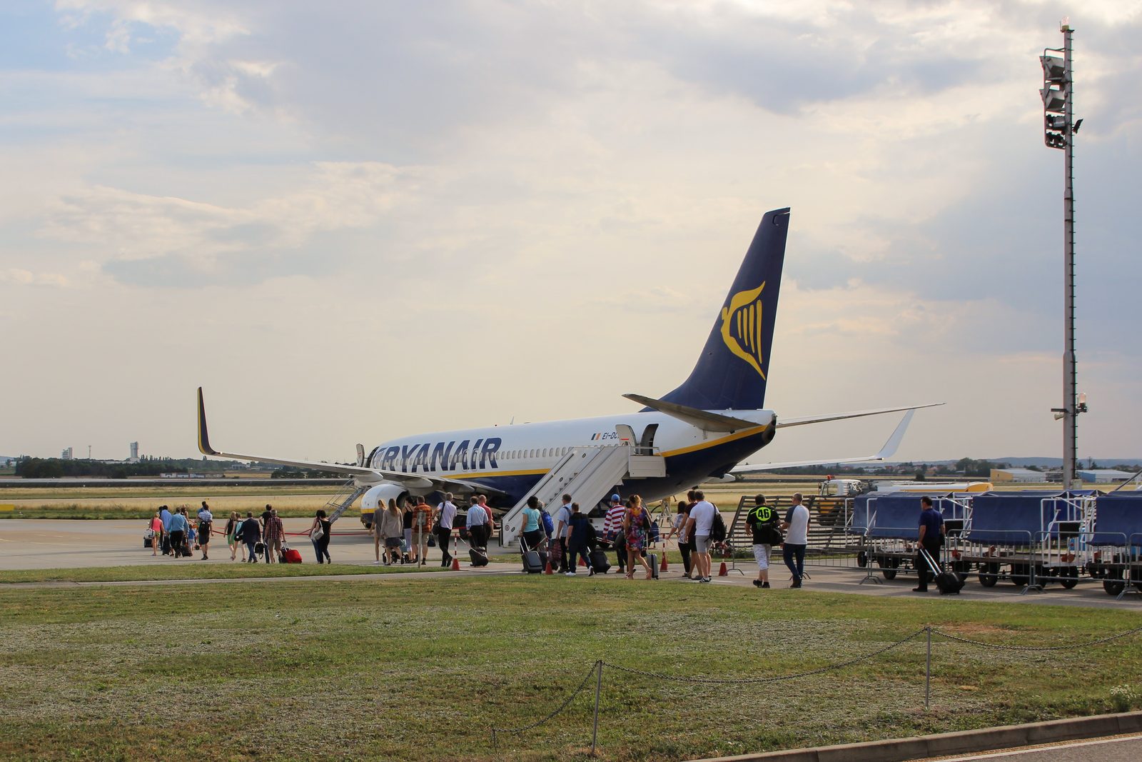 "Ryanair" finanšu gadu noslēgusi ar miljarda eiro zaudējumiem
