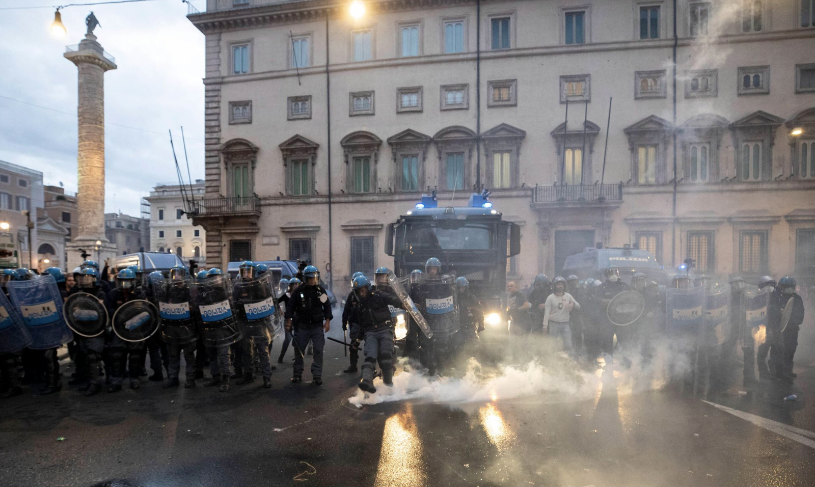 Полиция применила водометы на протестах в Риме