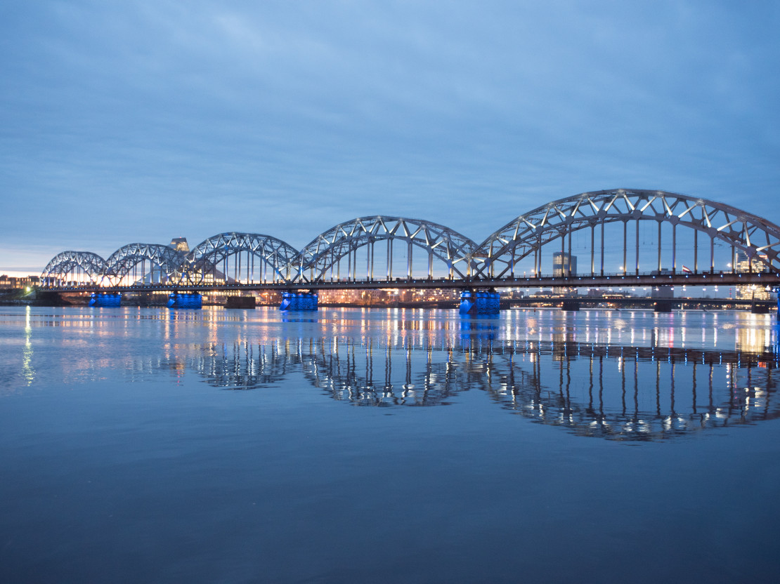 Спасатели извлекли из воды двух человек в центре Риги Спасатели извлекли из воды двух человек в центре Риги