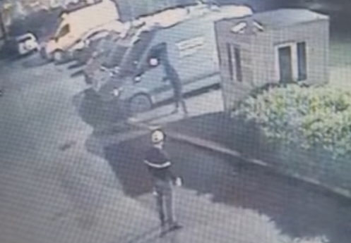 В Золитуде на закрытой парковке ночью сожгли два "бусика" В Золитуде на закрытой парковке ночью сожгли два "бусика"