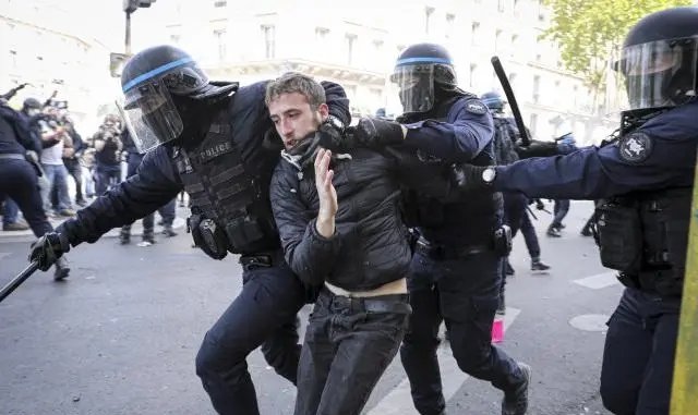 Макрону испортили "медовый месяц". Тысячи французов вышли на акции протеста 1 мая