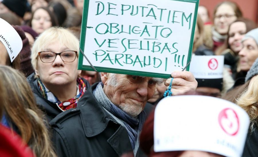 Медики также готовы устроить забастовку. Минздрав пытается этого избежать за счет обещаний