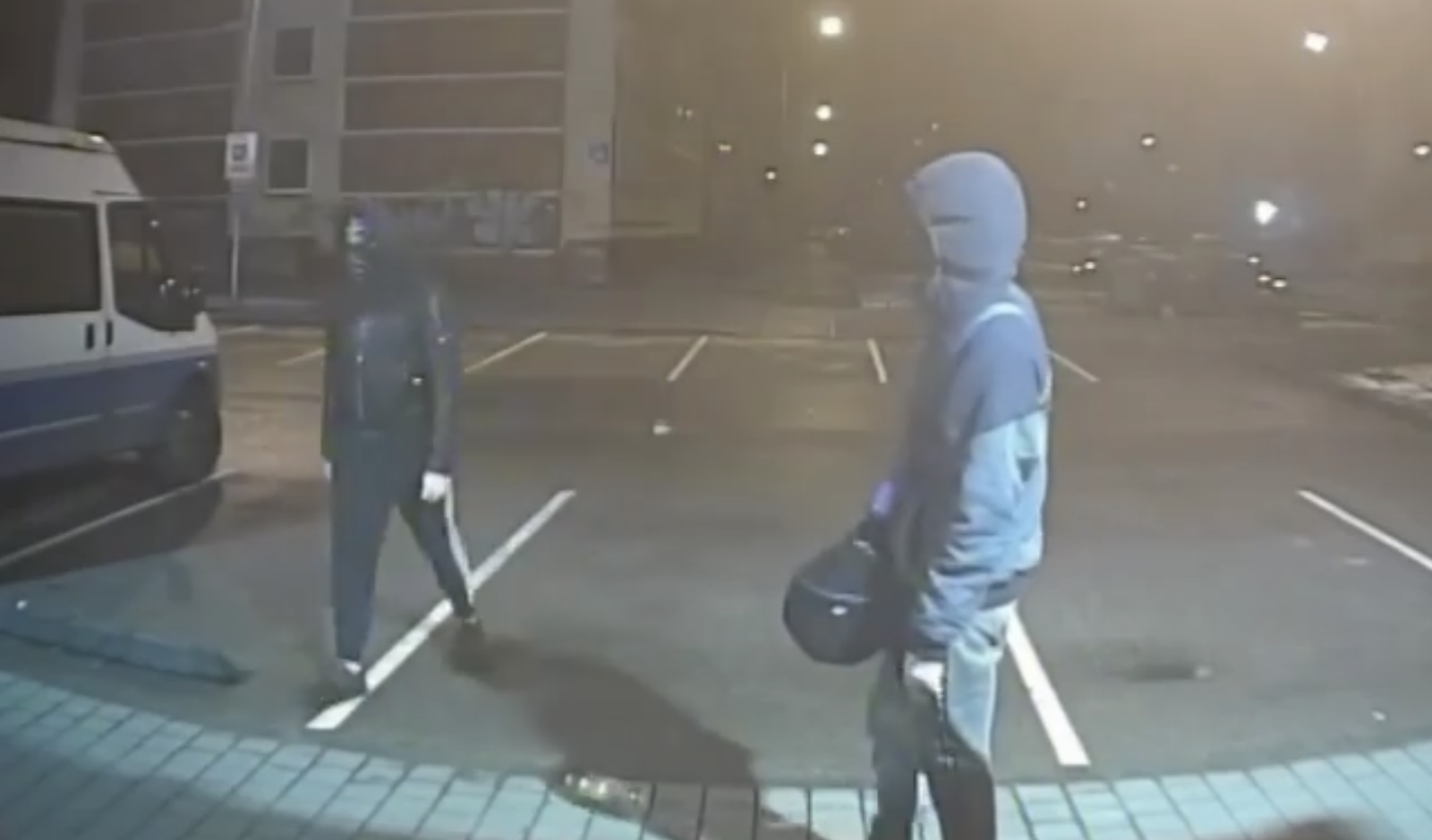 В Плявниеках взломан пакомат. Omniva просит опознать взломщиков В Плявниеках взломан пакомат. Omniva просит опознать взломщиков