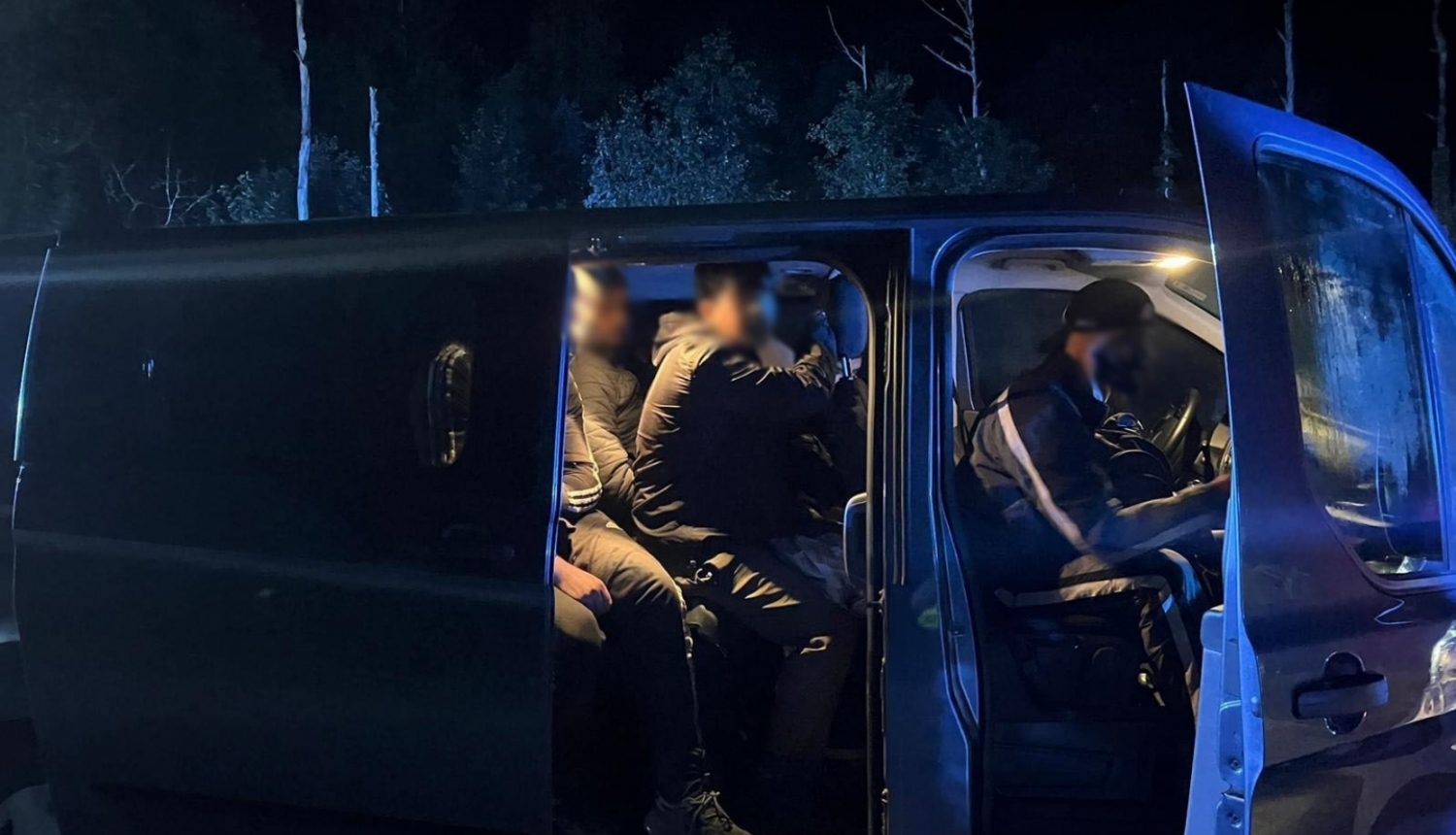 В фургоне у негражданина Латвии обнаружено 24 нелегальных мигранта