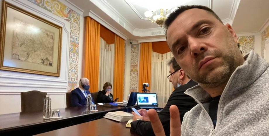 Арестович заявил о готовности сменить Зеленского на посту президента Украины Арестович заявил о готовности сменить Зеленского на посту президента Украины