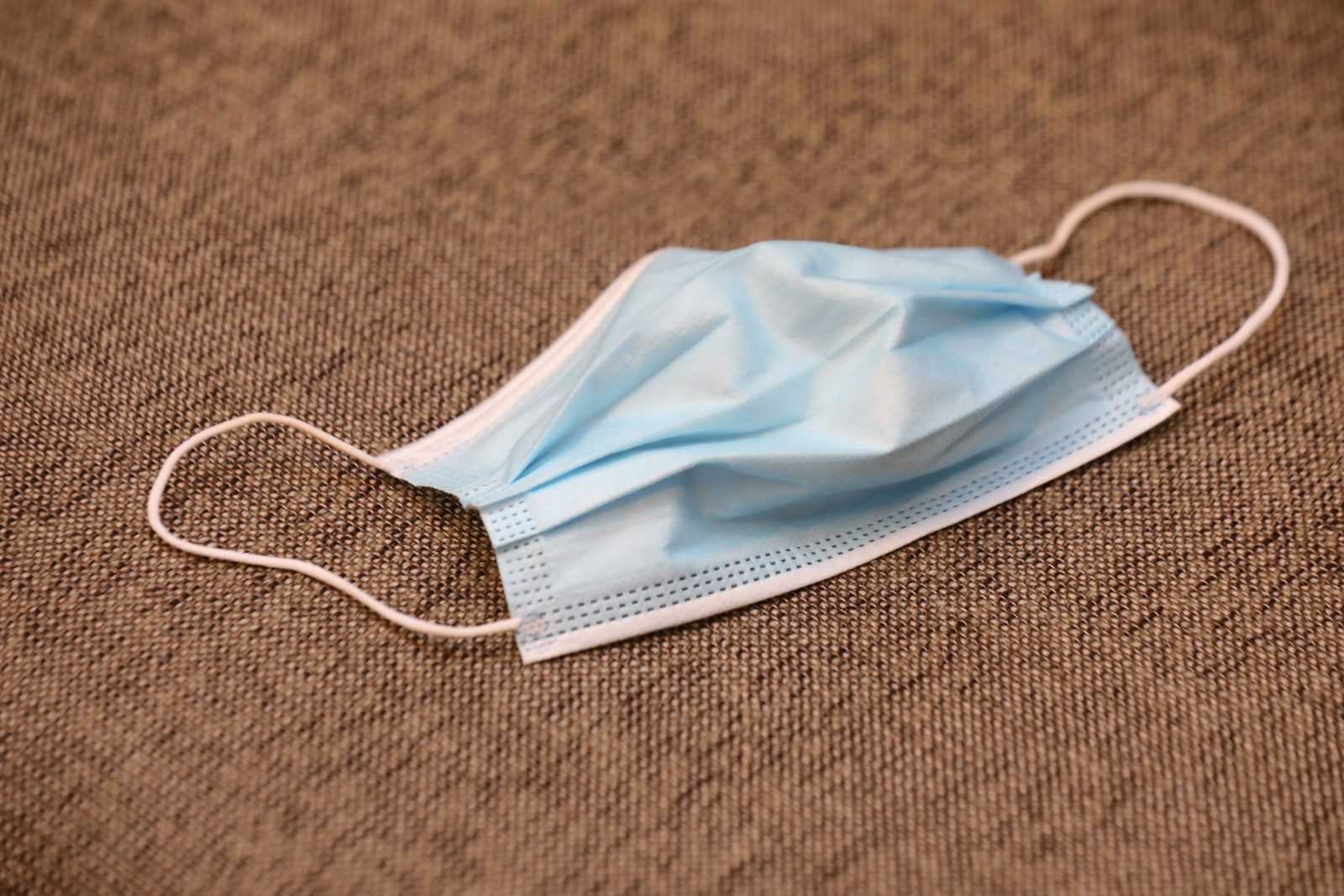 Turpmāk par sejas masku nelietošanu piemēros brīdinājumu vai naudas sodu līdz 50 eiro