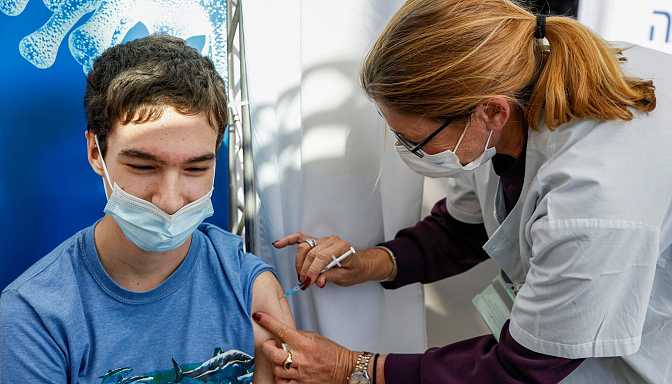 В Израиле начали прививать подростков 12-15 лет В Израиле начали прививать подростков 12-15 лет
