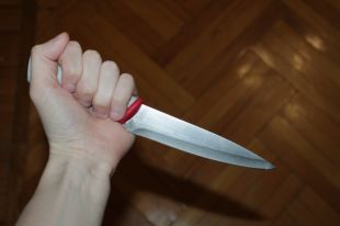 Госполиция задержала мужчину, который в Екабпилсе нанес ножевое ранение человеку