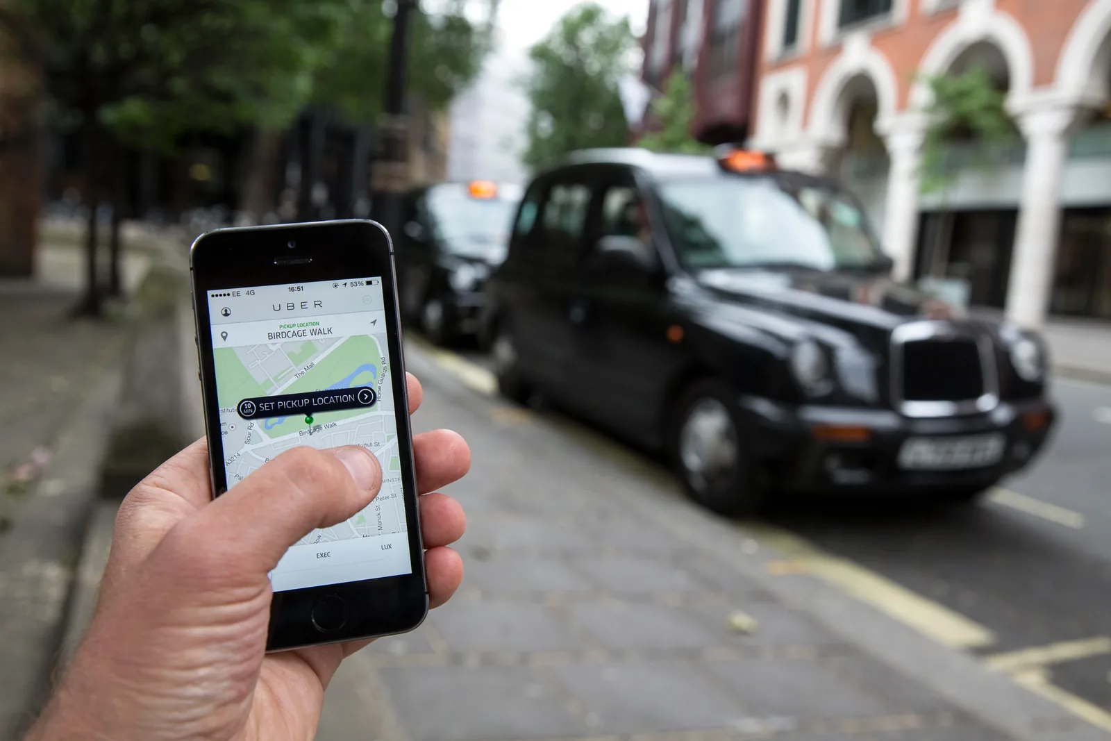 Водители Uber в Великобритании устроили 24-часовую забастовку Водители Uber в Великобритании устроили 24-часовую забастовку