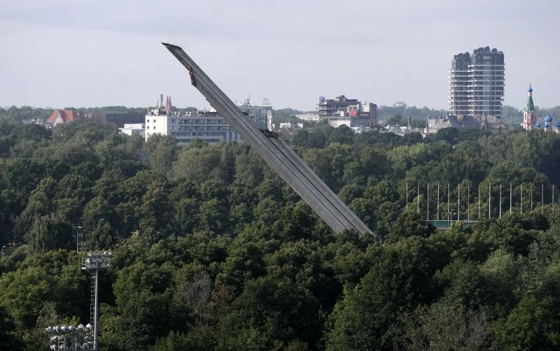 Памятника в парке Победы больше нет.  Посетители остались