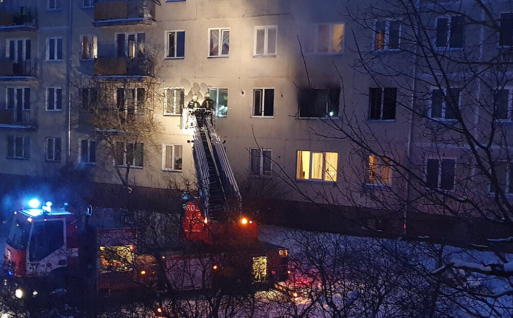 Пожар в рижской пятиэтажке - спасены 9 человек Пожар в рижской пятиэтажке - спасены 9 человек
