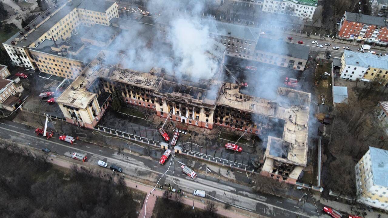 В Твери сгорело здание НИИ войск Воздушно-космической обороной. Версия - старая проводка В Твери сгорело здание НИИ войск Воздушно-космической обороной. Версия - старая проводка