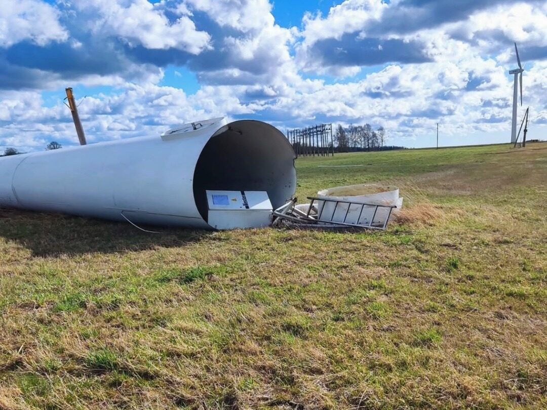 Dienvidkurzemes novadā svētdien nogāzusies vēja turbīna Dienvidkurzemes novadā svētdien nogāzusies vēja turbīna