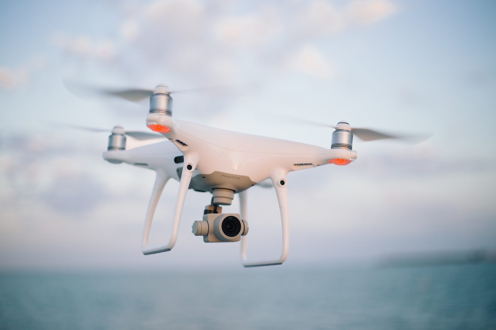 Jemenas nemiernieku dronu triecienā Saūda Arābijas lidostā aizdegusies lidmašīna Jemenas nemiernieku dronu triecienā Saūda Arābijas lidostā aizdegusies lidmašīna