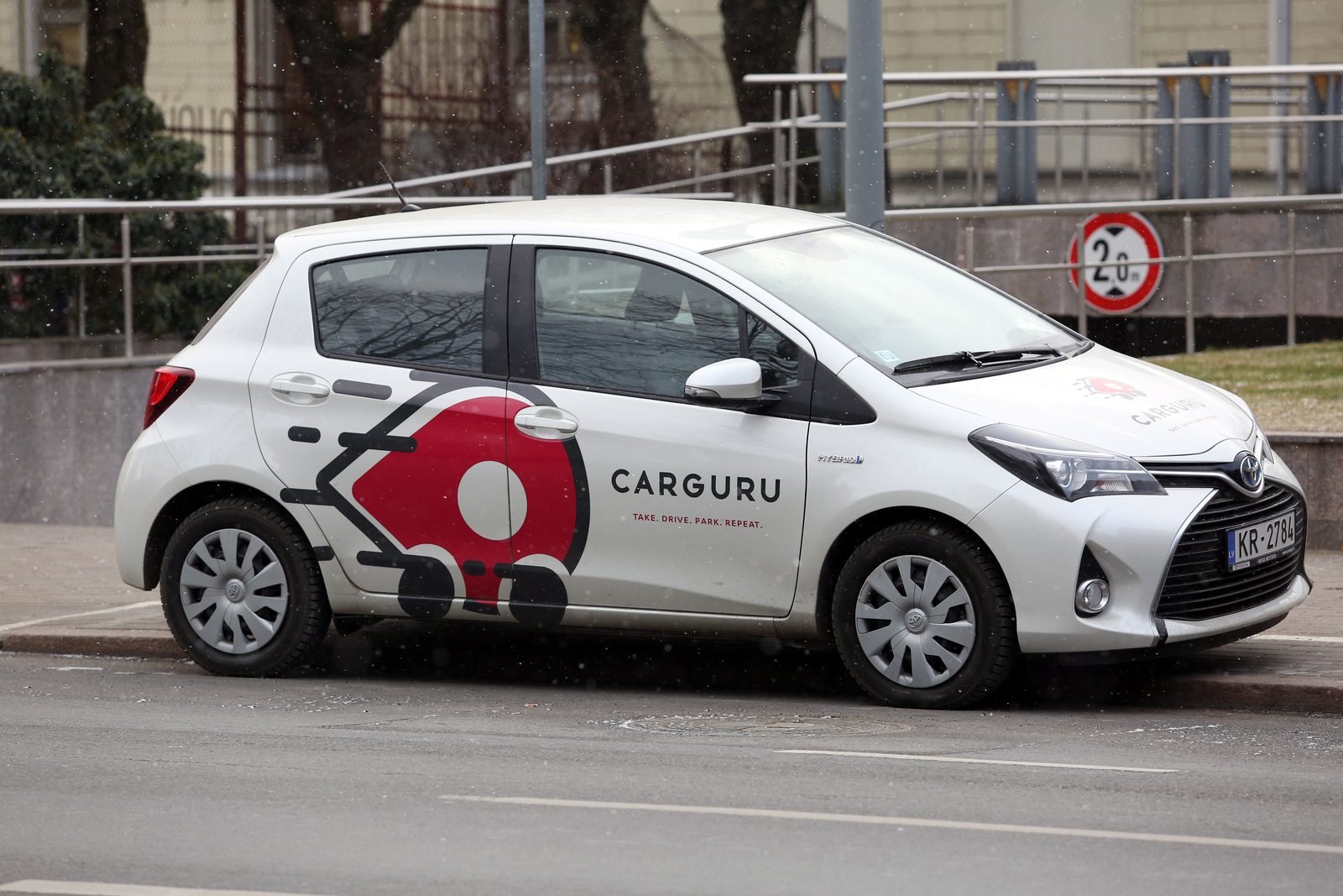 Каршеринговый автомобиль в Риге сбил столб