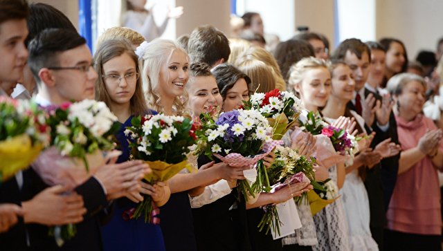 Прощай, школа! Тысячи выпускников начинают новую жизнь