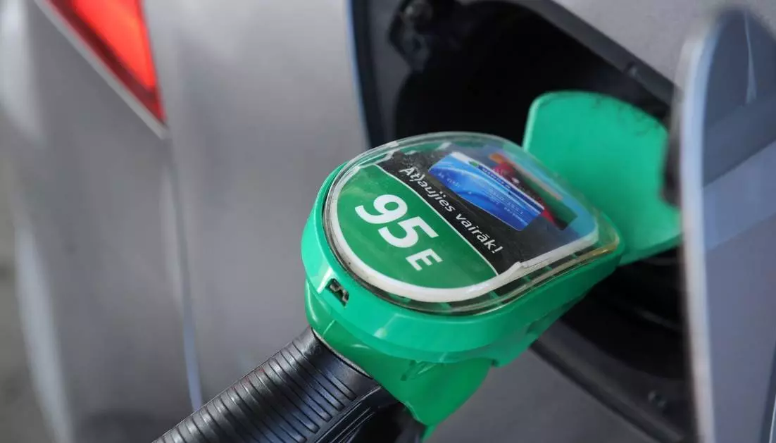 Главные поставщики топлива в Латвию уже отказались от российской нефти