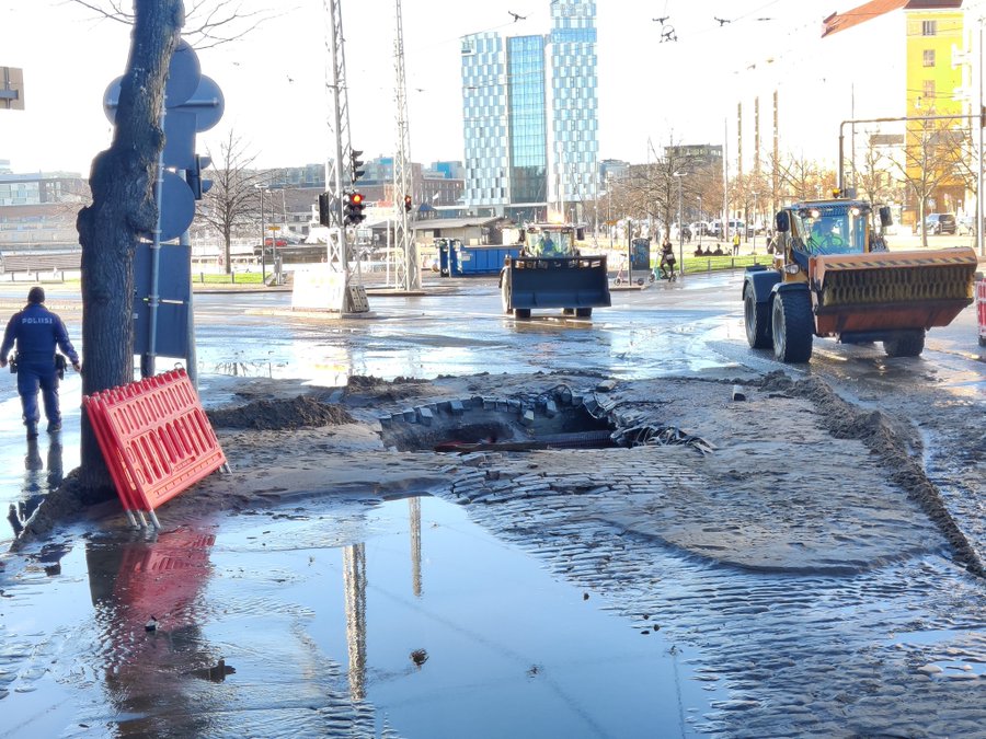 В центре Хельсинки затопило улицы, обвалился асфальт В центре Хельсинки затопило улицы, обвалился асфальт