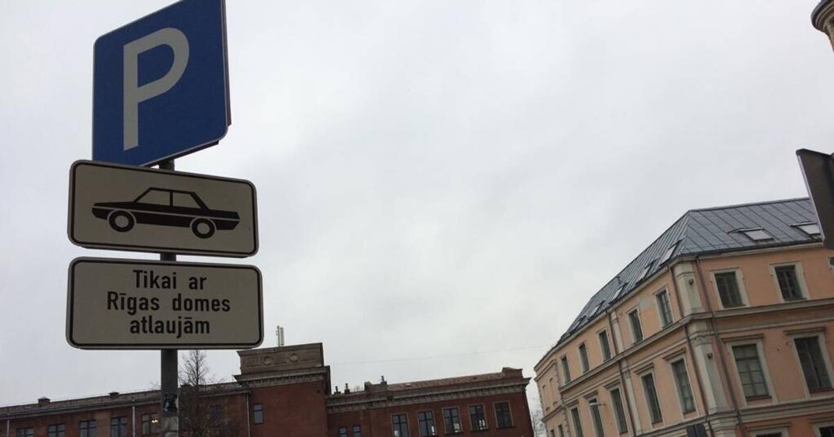 Рижская дума призывает рижан пересесть на велосипеды. И расширила собственную автопарковку